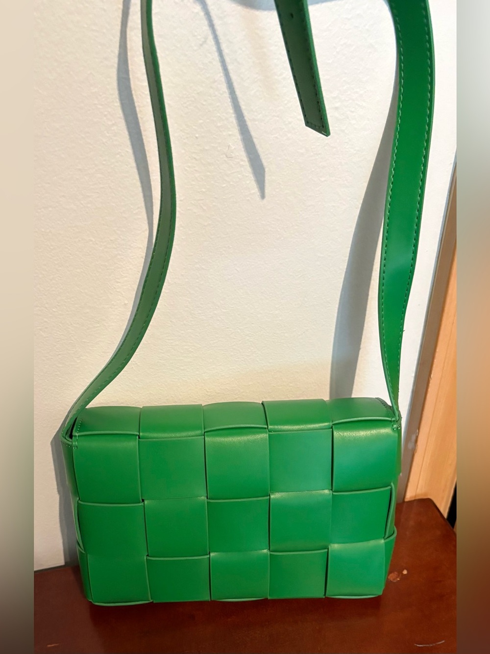 Green Woven Cassette Crossbody Bag Vegan New Condition - Picture 6 of 9